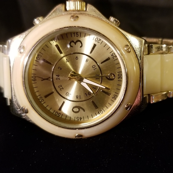 Ladies Fashion Watch - Picture 2 of 5